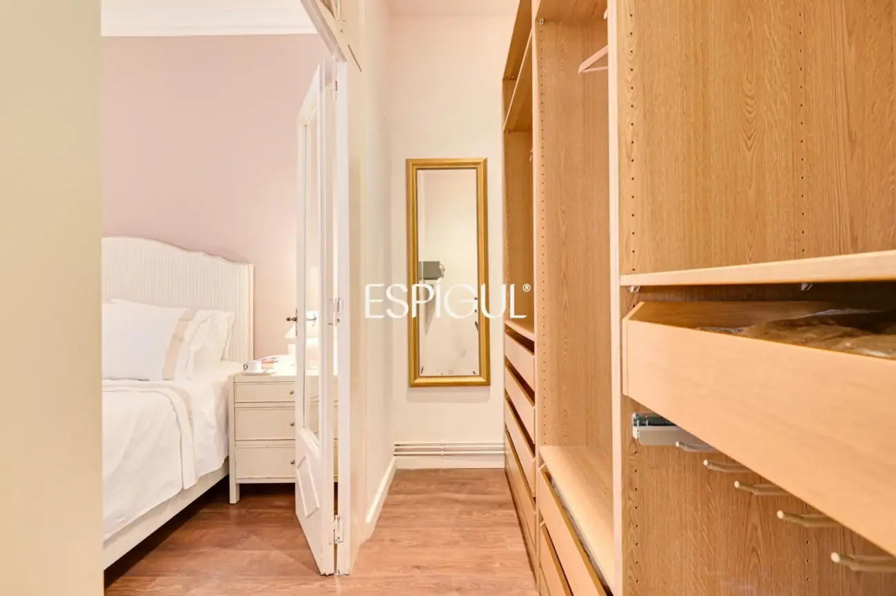 Exclusivo piso con terraza privada en Eixample – Sant Antoni