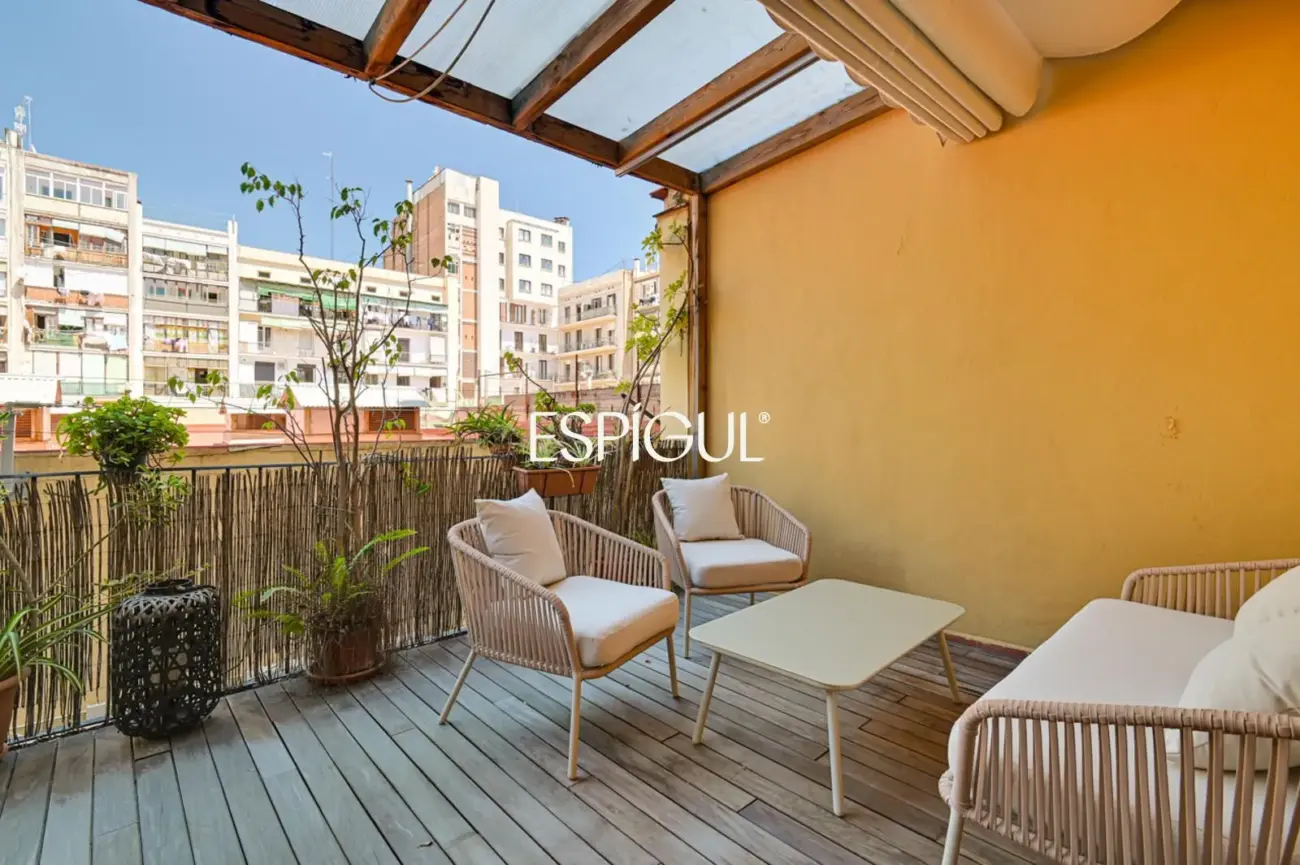 Exclusivo piso con terraza privada en Eixample – Sant Antoni