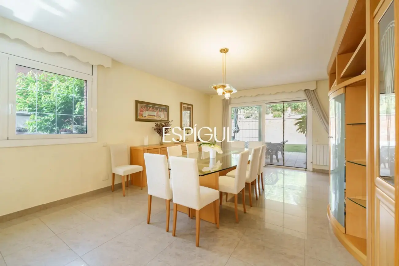 Gran casa unifamiliar con amplia parcela, piscina privada  y mucha tranquilidad en Vallromanes