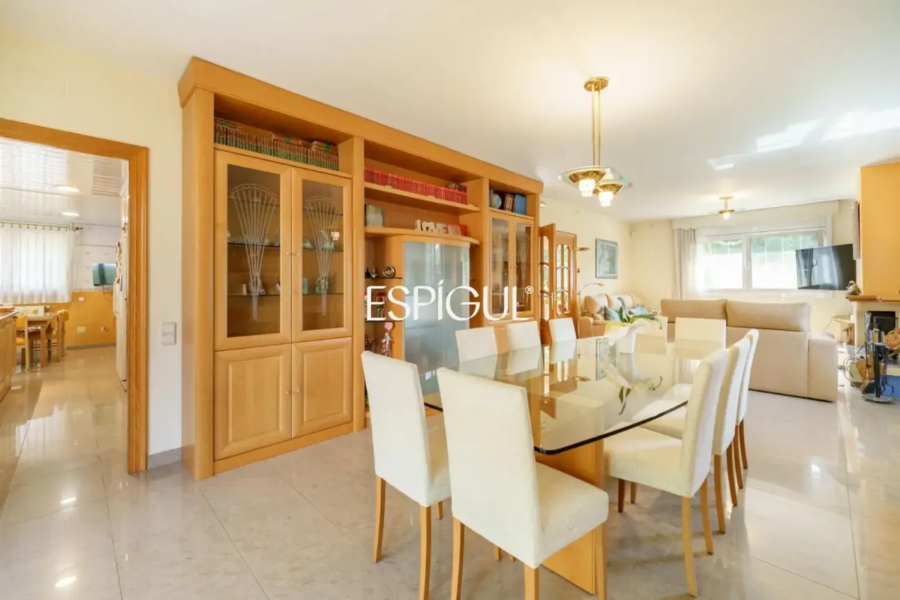 Gran casa unifamiliar con amplia parcela, piscina privada  y mucha tranquilidad en Vallromanes