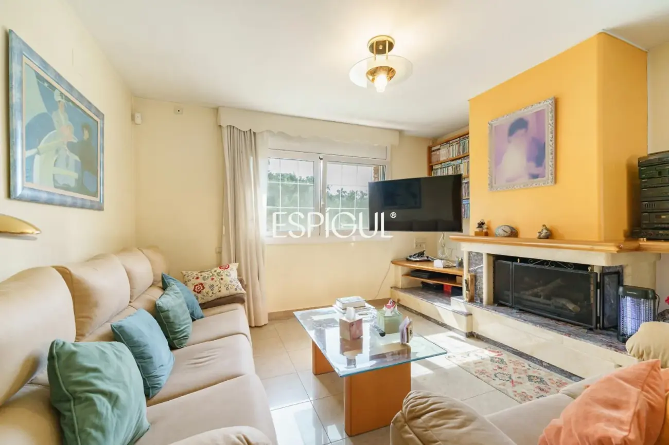 Gran casa unifamiliar con amplia parcela, piscina privada  y mucha tranquilidad en Vallromanes