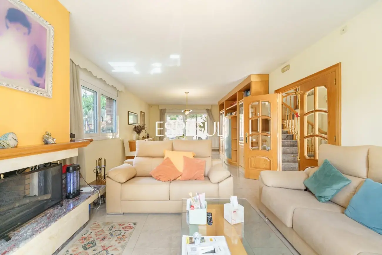 Gran casa unifamiliar con amplia parcela, piscina privada  y mucha tranquilidad en Vallromanes