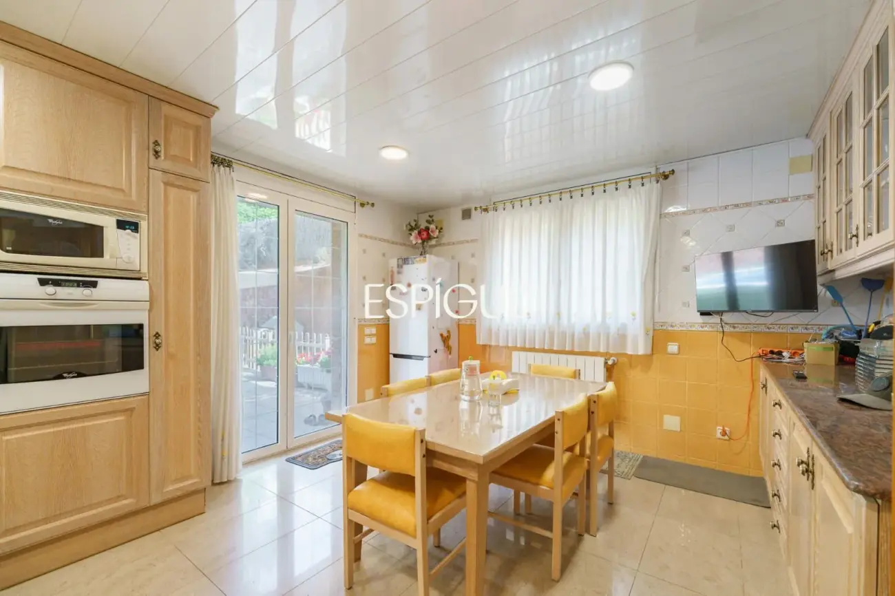 Gran casa unifamiliar con amplia parcela, piscina privada  y mucha tranquilidad en Vallromanes