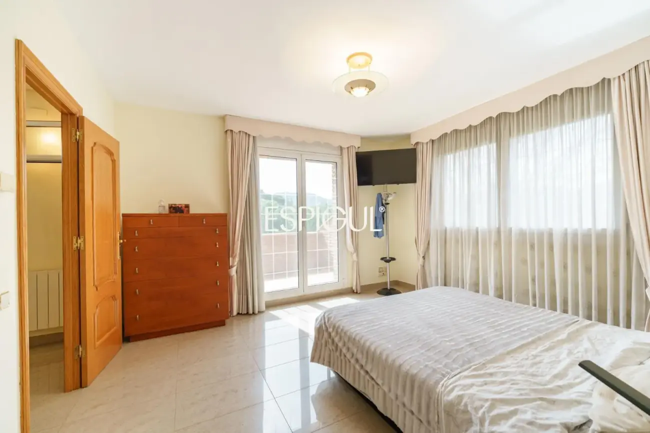 Gran casa unifamiliar con amplia parcela, piscina privada  y mucha tranquilidad en Vallromanes
