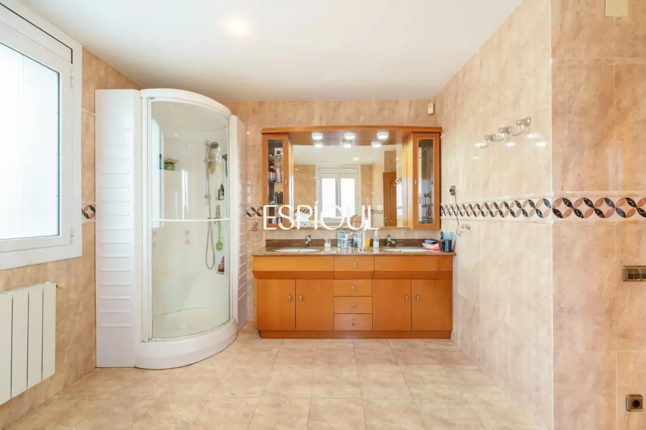 Gran casa unifamiliar con amplia parcela, piscina privada  y mucha tranquilidad en Vallromanes