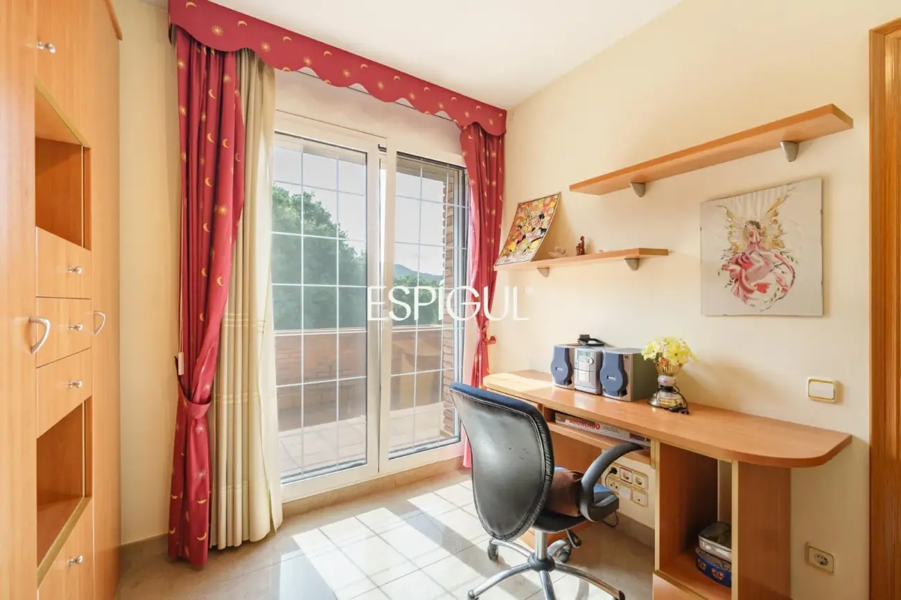 Gran casa unifamiliar con amplia parcela, piscina privada  y mucha tranquilidad en Vallromanes