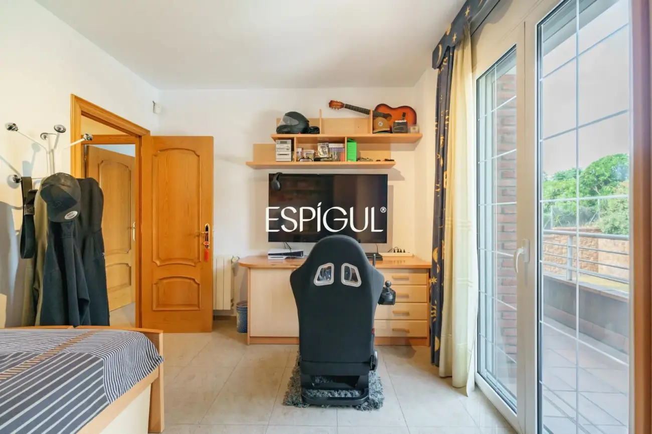 Gran casa unifamiliar con amplia parcela, piscina privada  y mucha tranquilidad en Vallromanes