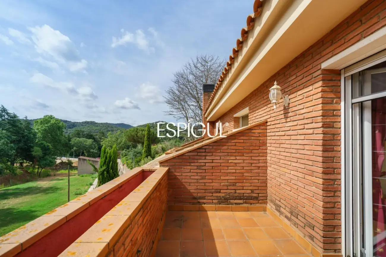 Gran casa unifamiliar con amplia parcela, piscina privada  y mucha tranquilidad en Vallromanes