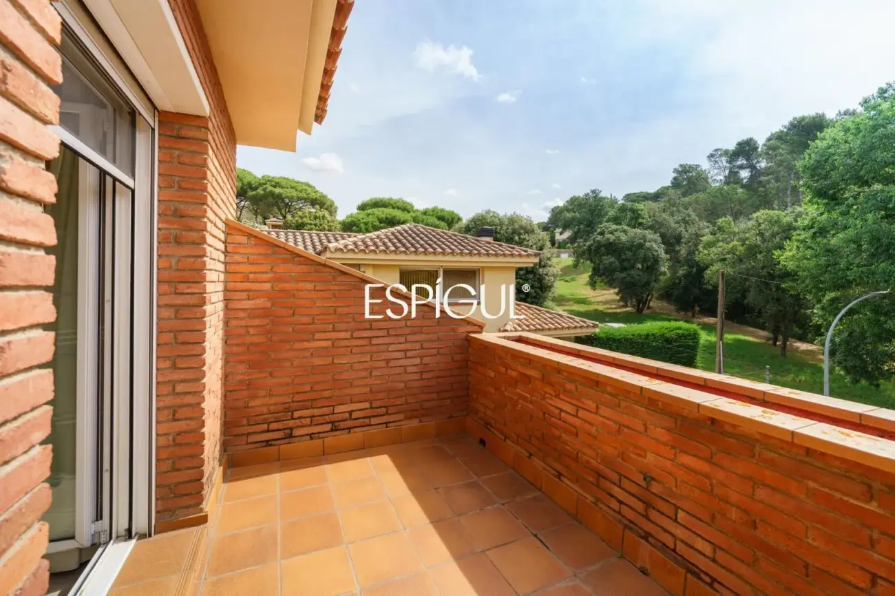 Gran casa unifamiliar con amplia parcela, piscina privada  y mucha tranquilidad en Vallromanes