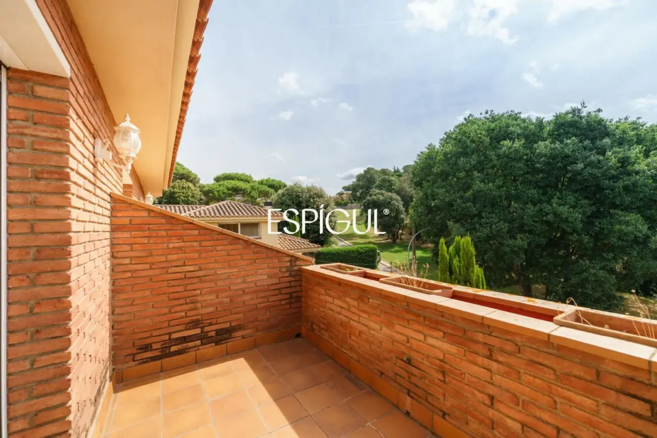 Gran casa unifamiliar con amplia parcela, piscina privada  y mucha tranquilidad en Vallromanes