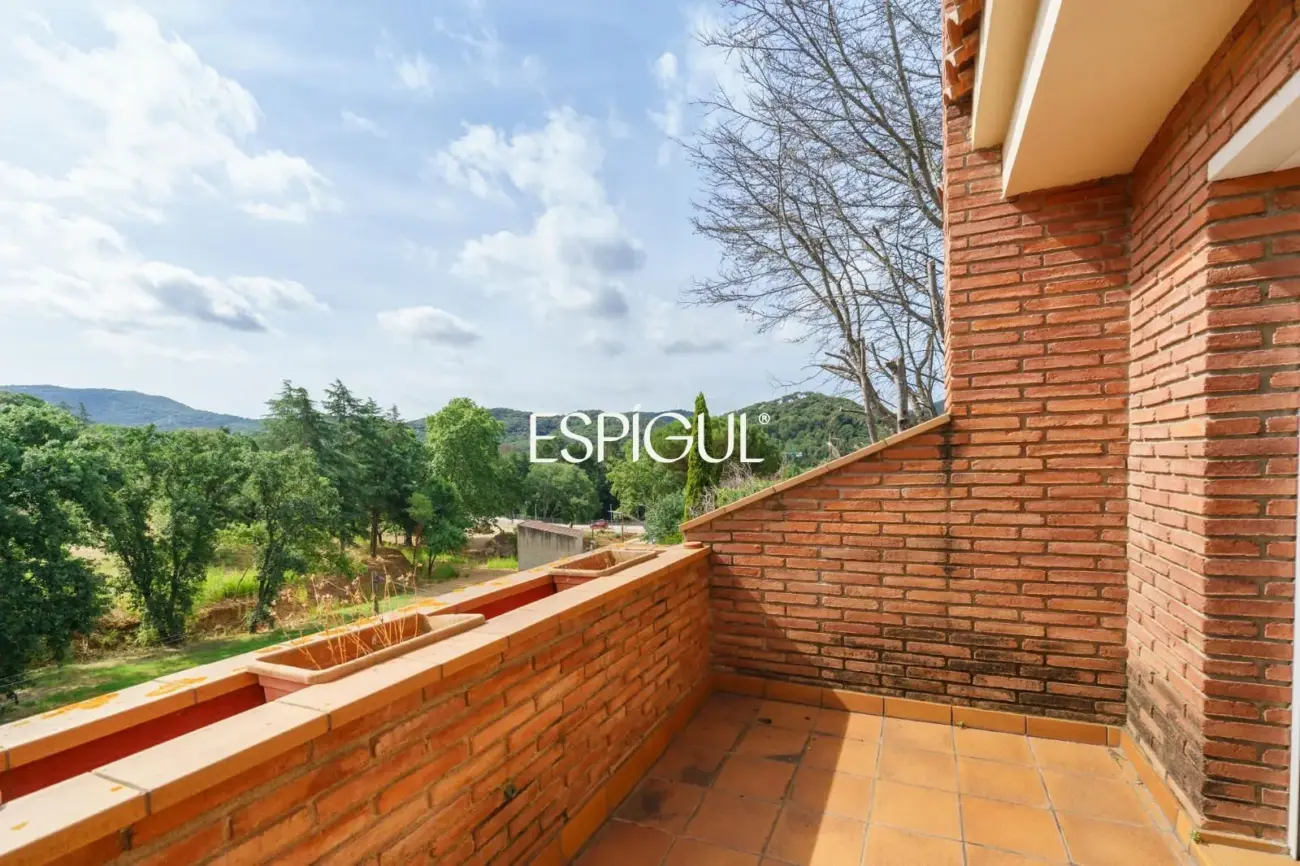Gran casa unifamiliar con amplia parcela, piscina privada  y mucha tranquilidad en Vallromanes