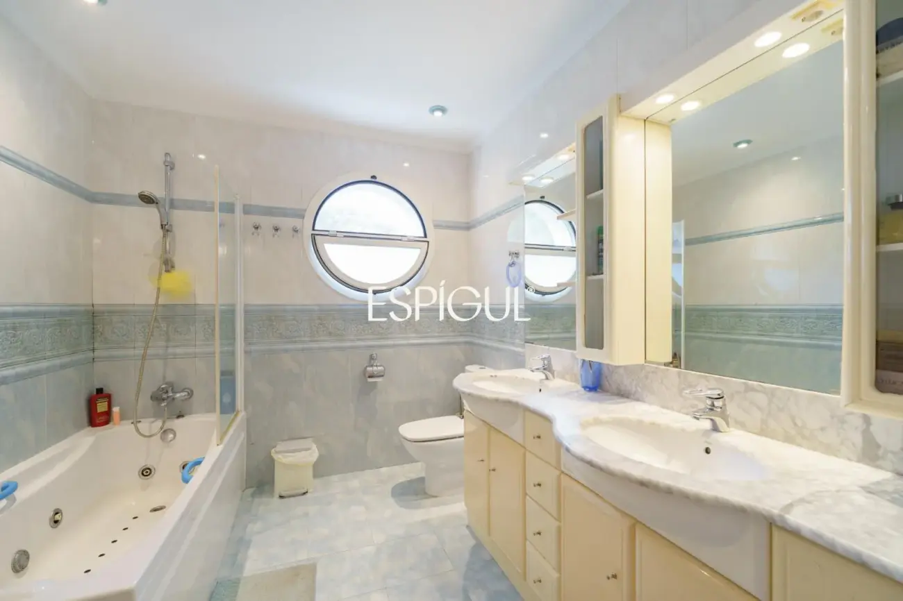 Gran casa unifamiliar con amplia parcela, piscina privada  y mucha tranquilidad en Vallromanes
