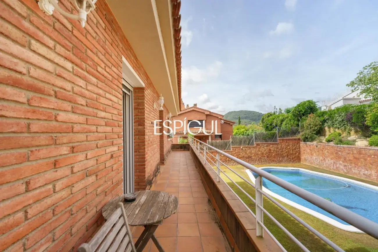 Gran casa unifamiliar con amplia parcela, piscina privada  y mucha tranquilidad en Vallromanes