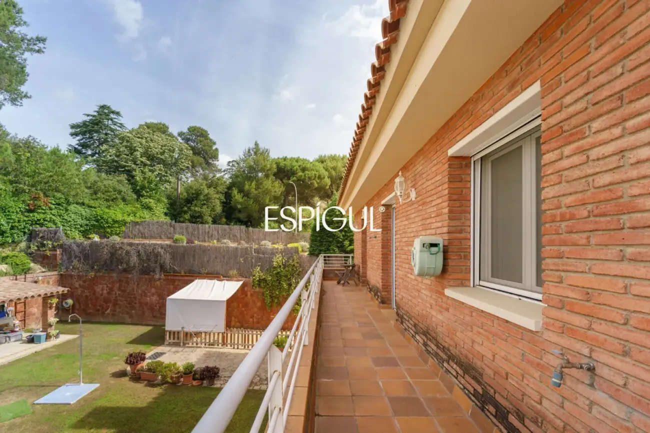 Gran casa unifamiliar con amplia parcela, piscina privada  y mucha tranquilidad en Vallromanes