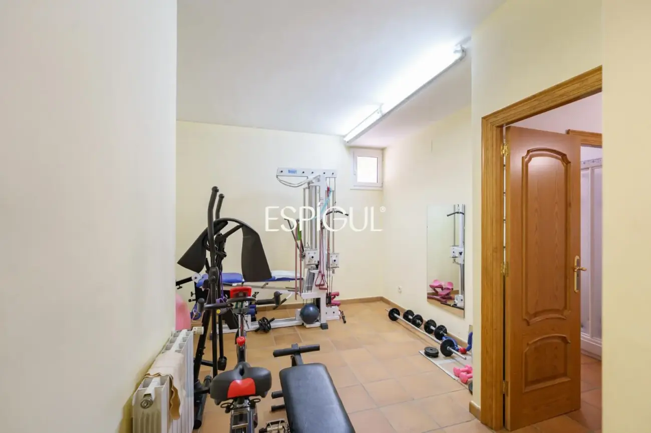 Gran casa unifamiliar con amplia parcela, piscina privada  y mucha tranquilidad en Vallromanes