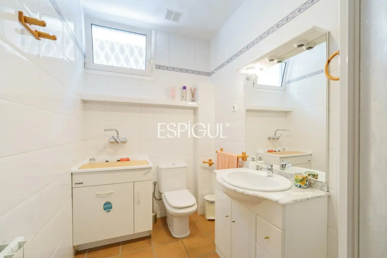 Gran casa unifamiliar con amplia parcela, piscina privada  y mucha tranquilidad en Vallromanes
