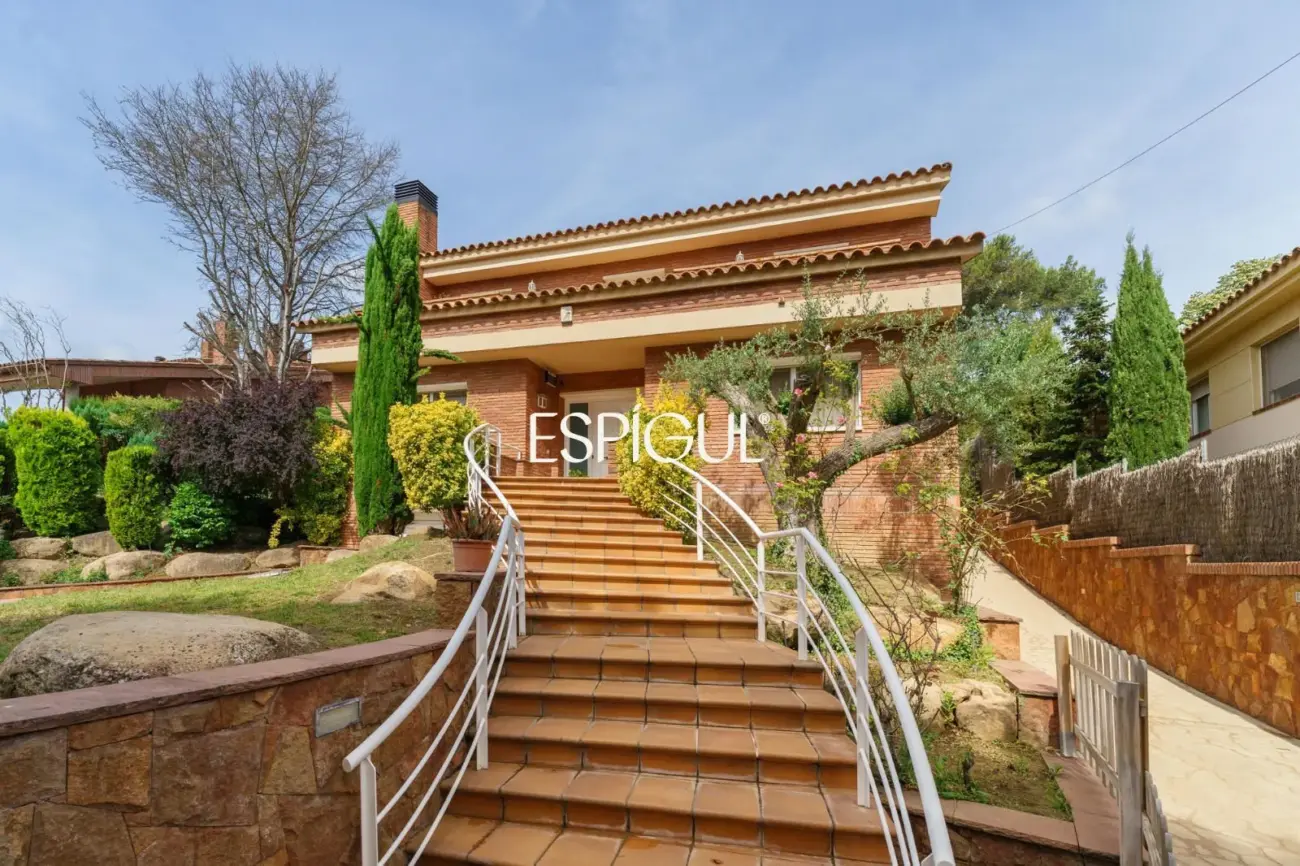 Gran casa unifamiliar con amplia parcela, piscina privada  y mucha tranquilidad en Vallromanes