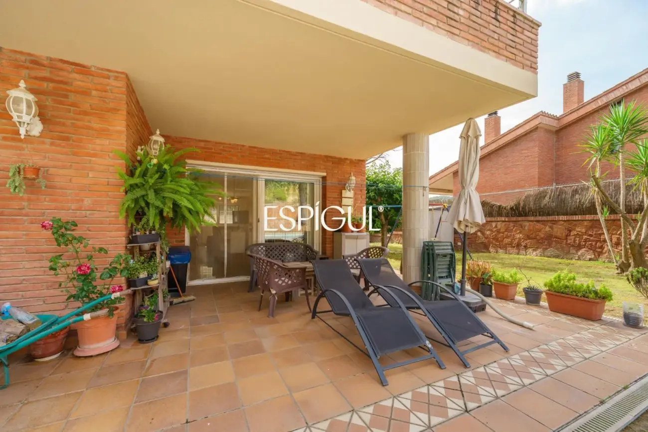 Gran casa unifamiliar con amplia parcela, piscina privada  y mucha tranquilidad en Vallromanes