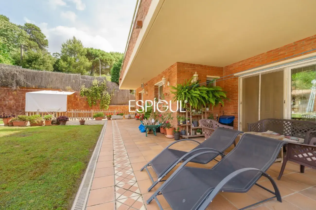 Gran casa unifamiliar con amplia parcela, piscina privada  y mucha tranquilidad en Vallromanes