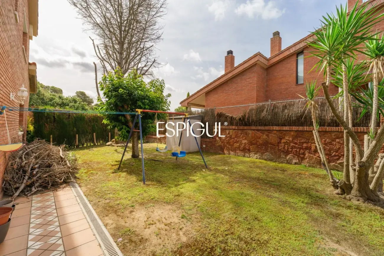 Gran casa unifamiliar con amplia parcela, piscina privada  y mucha tranquilidad en Vallromanes