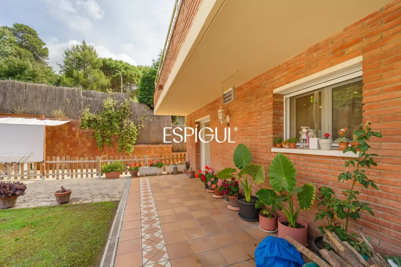 Gran casa unifamiliar con amplia parcela, piscina privada  y mucha tranquilidad en Vallromanes