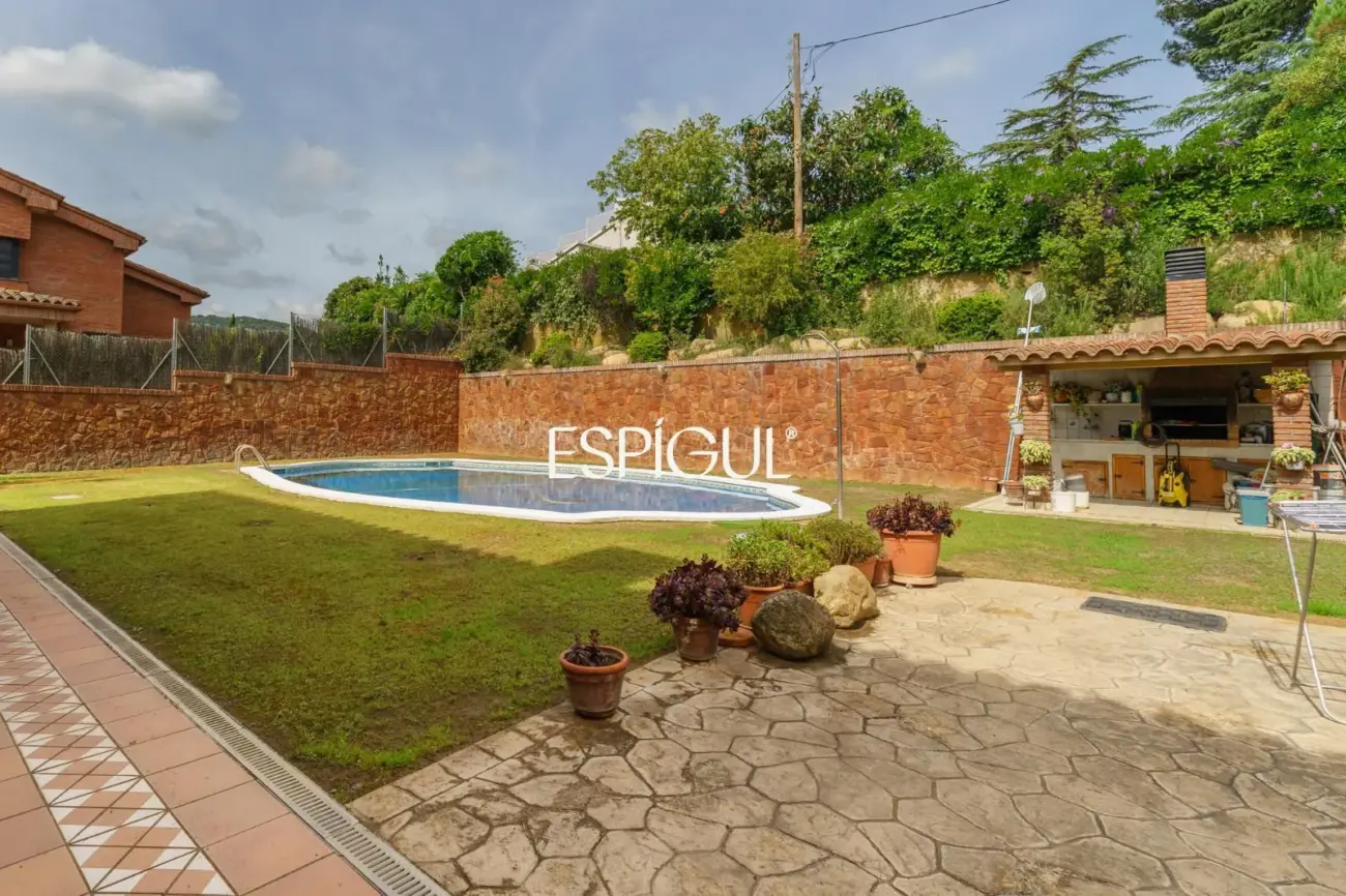 Gran casa unifamiliar con amplia parcela, piscina privada  y mucha tranquilidad en Vallromanes