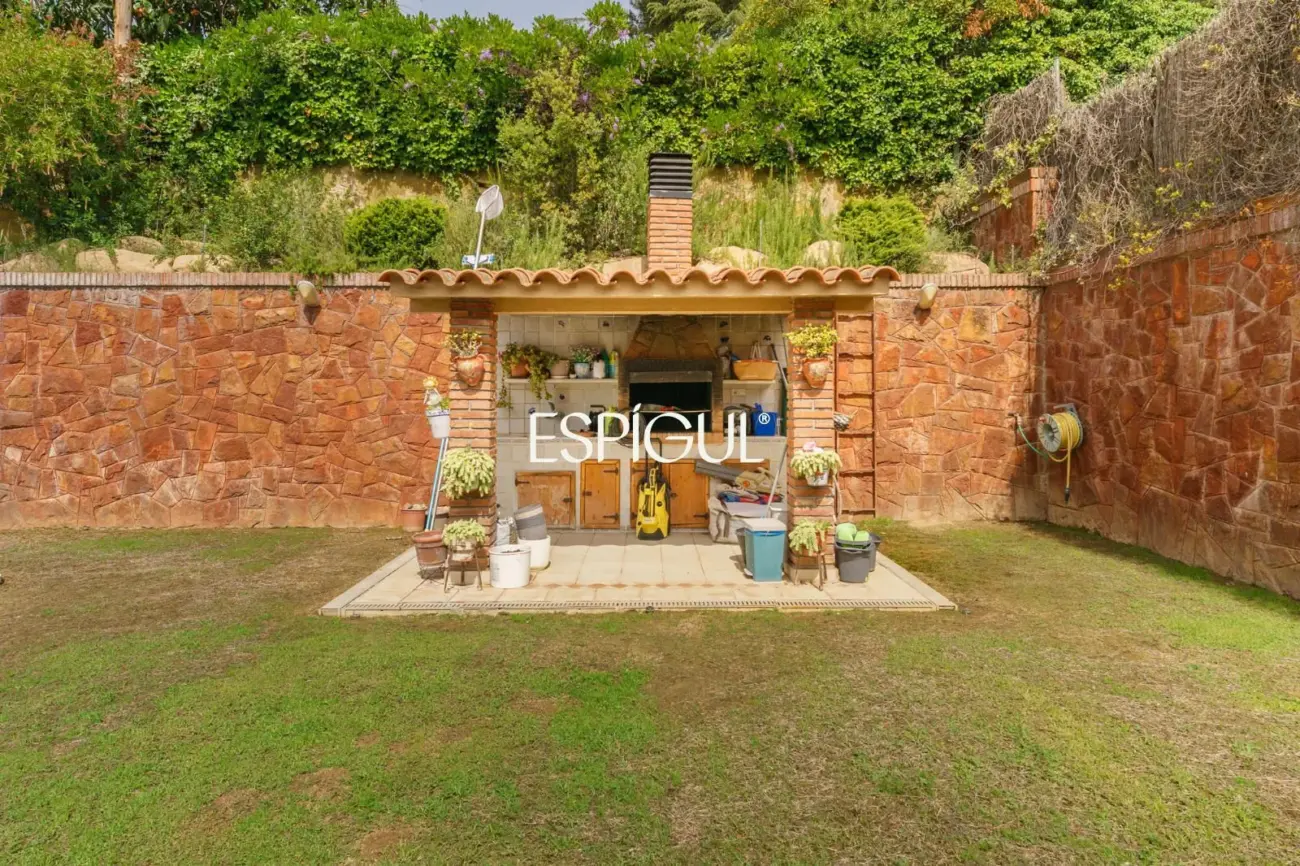 Gran casa unifamiliar con amplia parcela, piscina privada  y mucha tranquilidad en Vallromanes