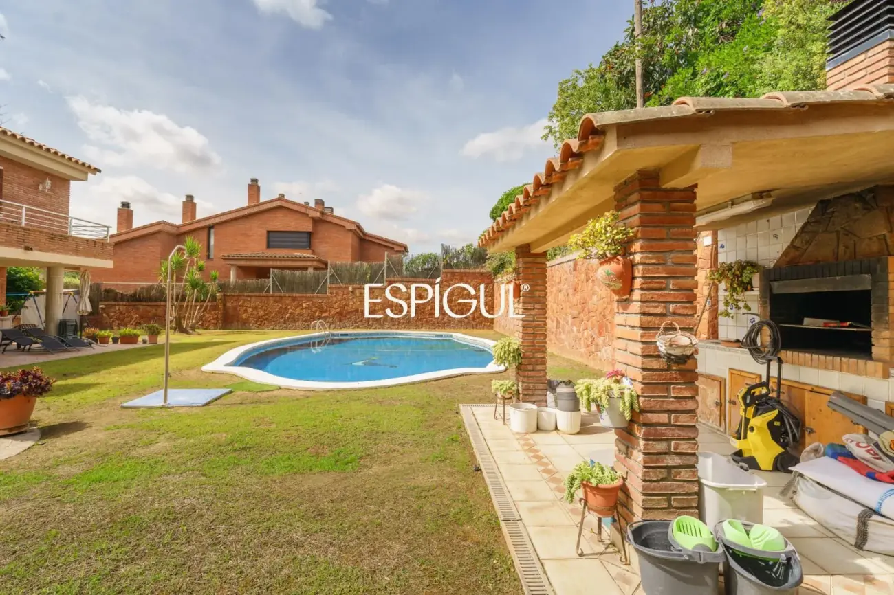 Gran casa unifamiliar con amplia parcela, piscina privada  y mucha tranquilidad en Vallromanes