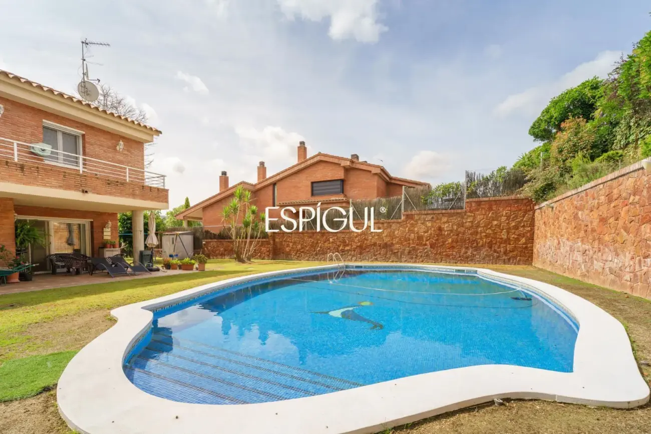 Gran casa unifamiliar con amplia parcela, piscina privada  y mucha tranquilidad en Vallromanes
