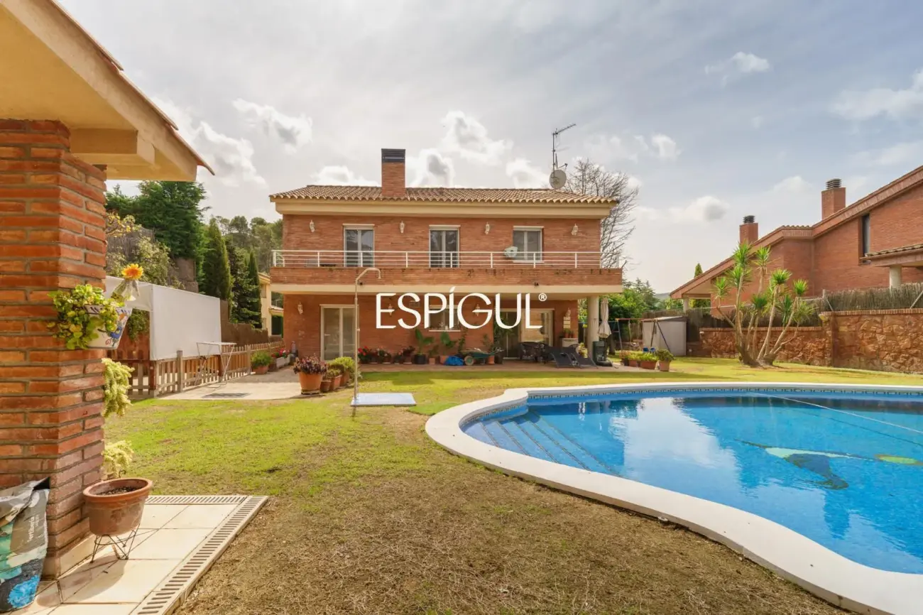 Gran casa unifamiliar con amplia parcela, piscina privada  y mucha tranquilidad en Vallromanes