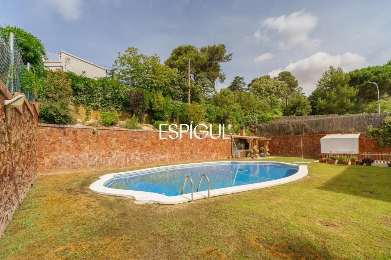 Gran casa unifamiliar con amplia parcela, piscina privada  y mucha tranquilidad en Vallromanes