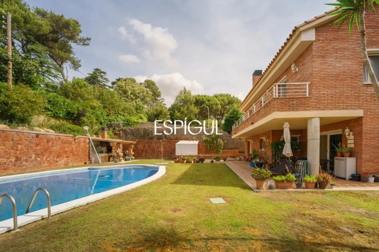 Gran casa unifamiliar con amplia parcela, piscina privada  y mucha tranquilidad en Vallromanes