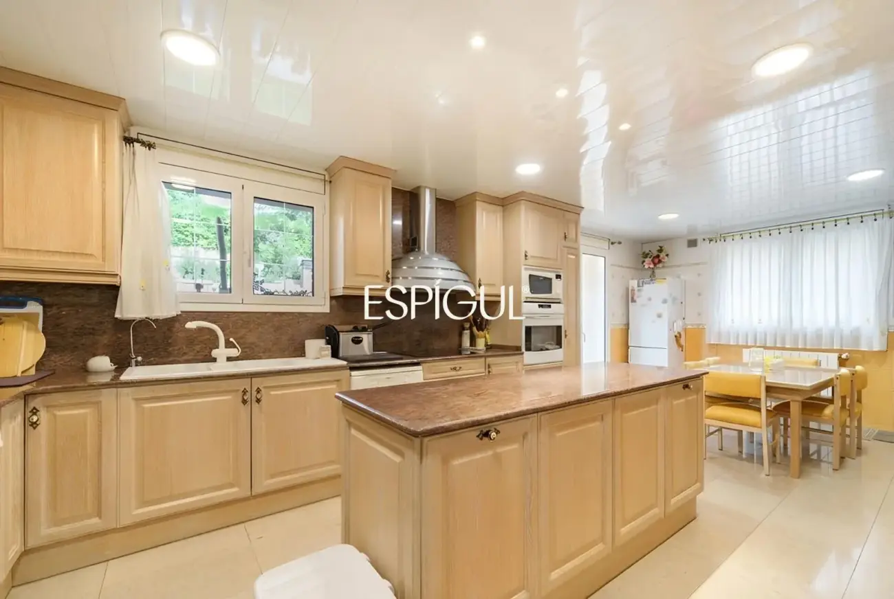 Gran casa unifamiliar con amplia parcela, piscina privada  y mucha tranquilidad en Vallromanes