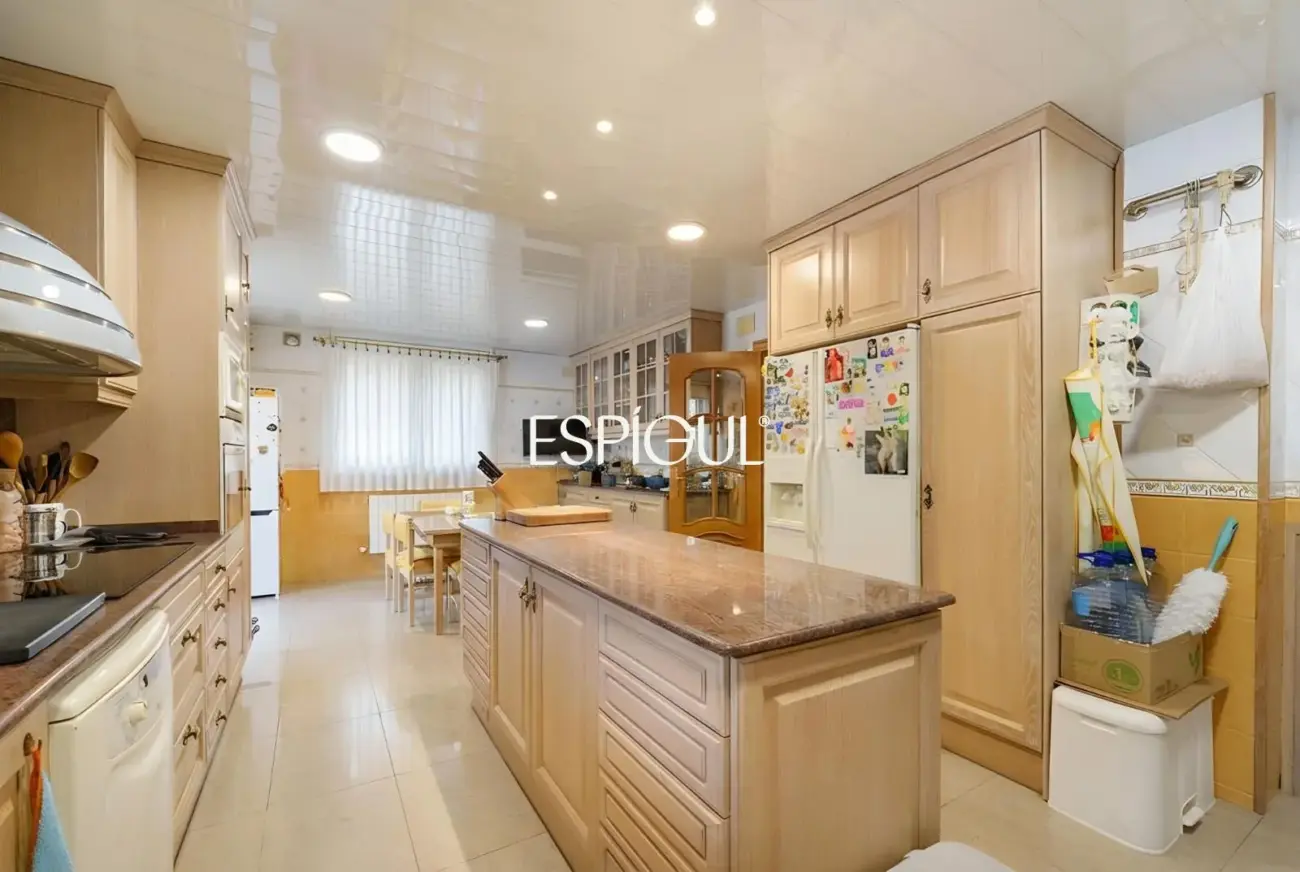 Gran casa unifamiliar con amplia parcela, piscina privada  y mucha tranquilidad en Vallromanes