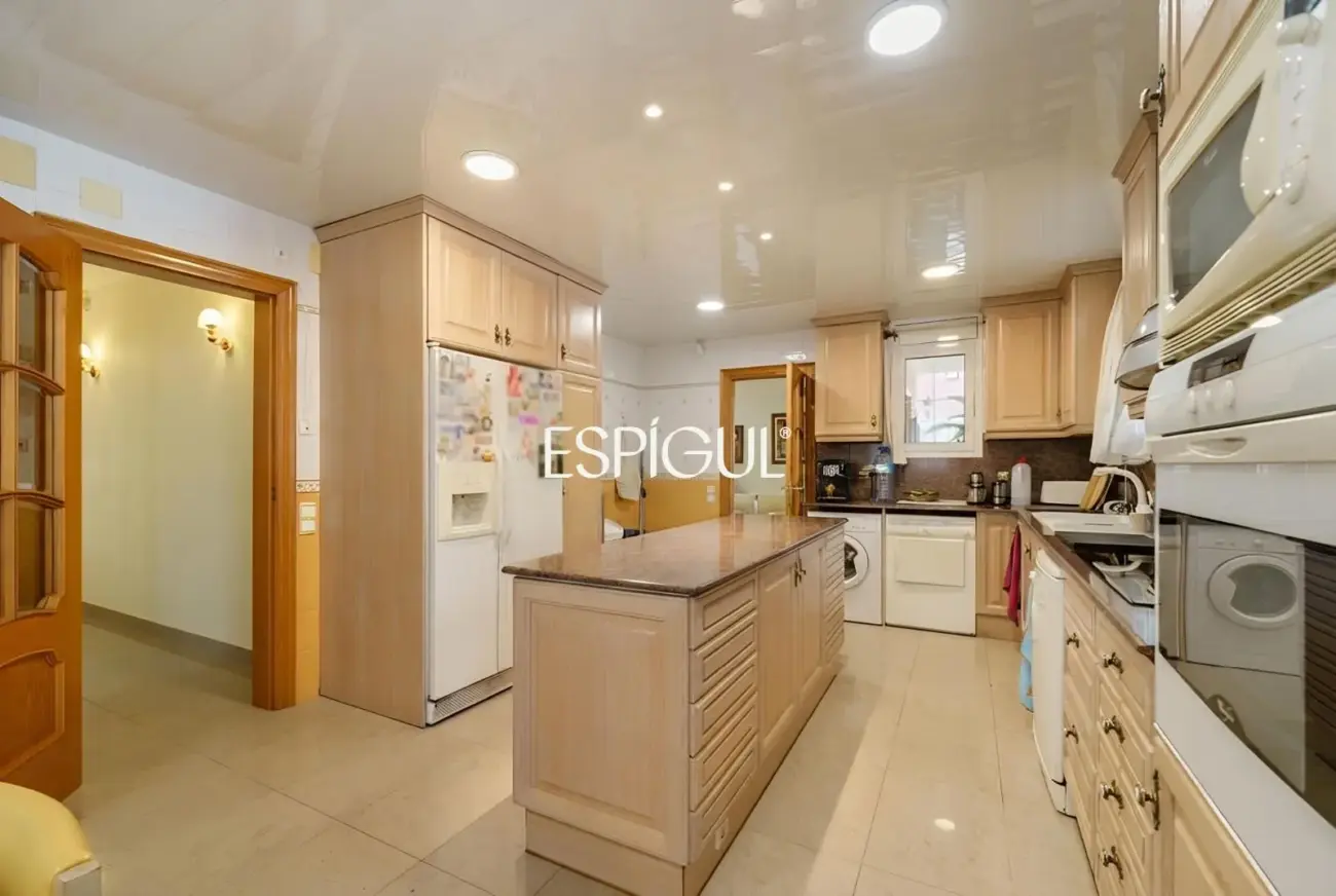 Gran casa unifamiliar con amplia parcela, piscina privada  y mucha tranquilidad en Vallromanes