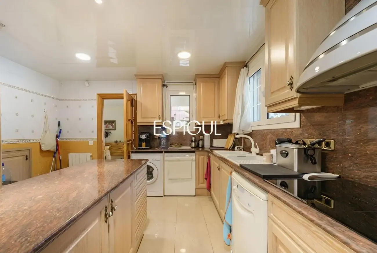 Gran casa unifamiliar con amplia parcela, piscina privada  y mucha tranquilidad en Vallromanes