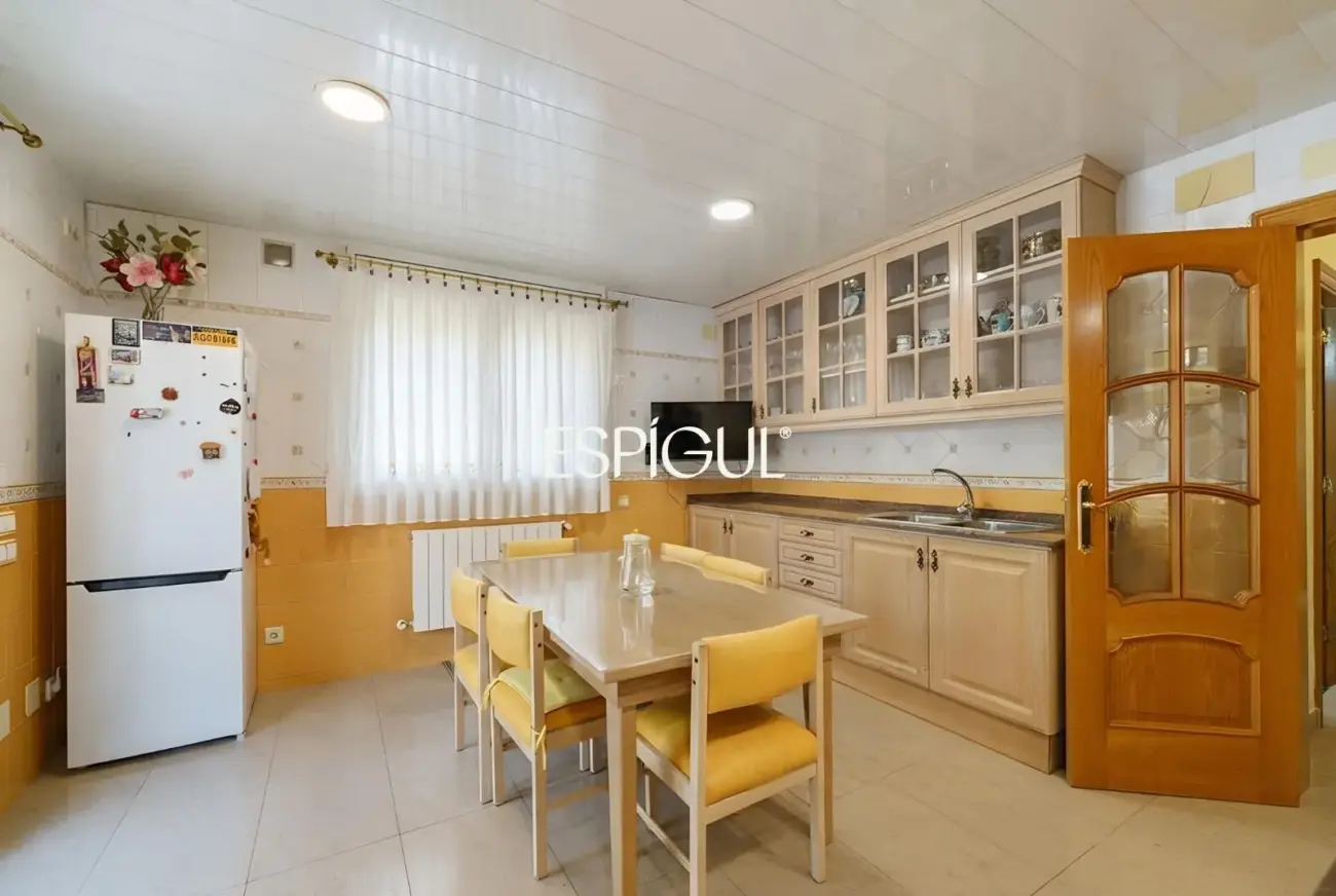 Gran casa unifamiliar con amplia parcela, piscina privada  y mucha tranquilidad en Vallromanes
