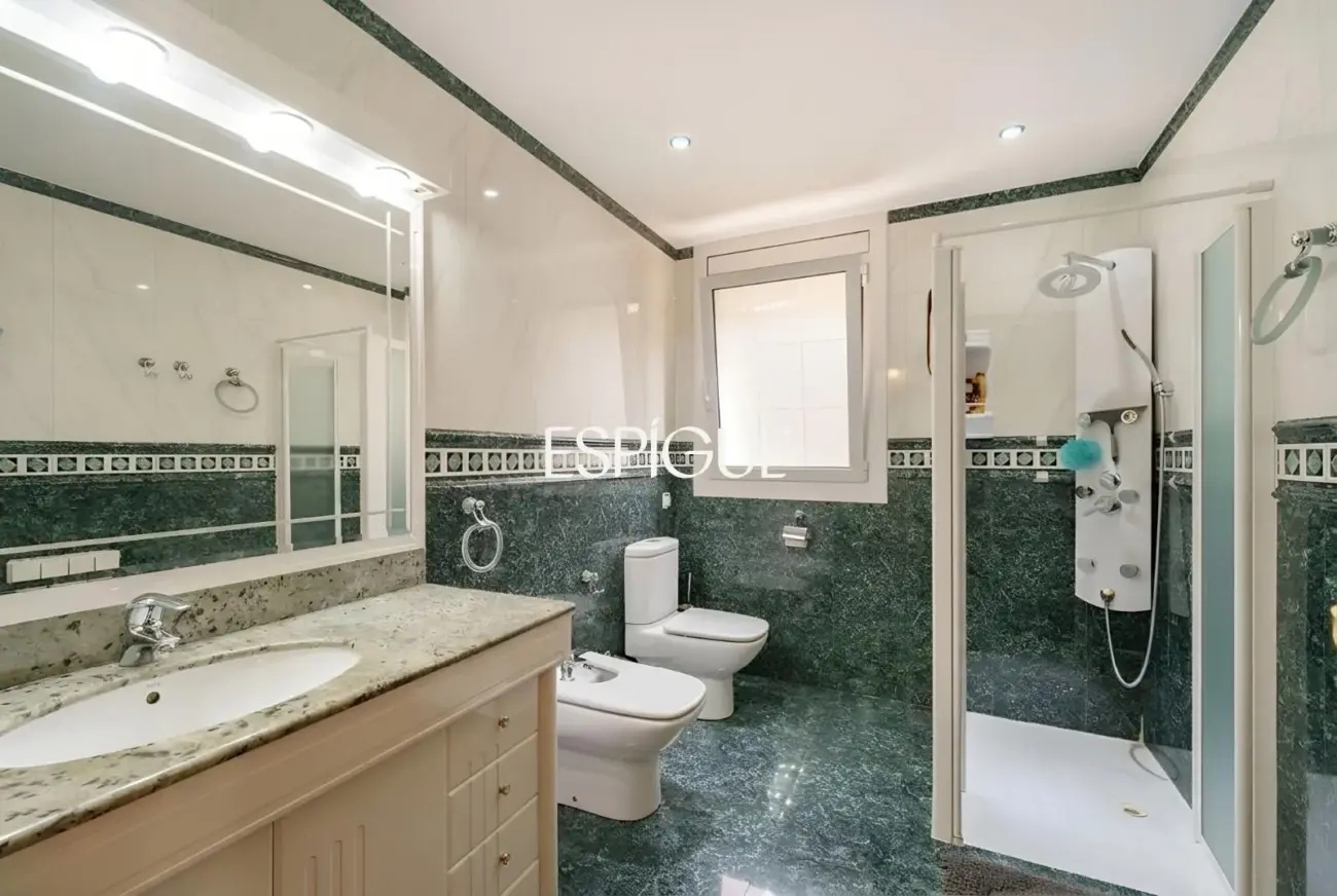 Gran casa unifamiliar con amplia parcela, piscina privada  y mucha tranquilidad en Vallromanes