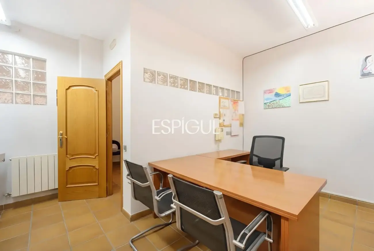 Gran casa unifamiliar con amplia parcela, piscina privada  y mucha tranquilidad en Vallromanes