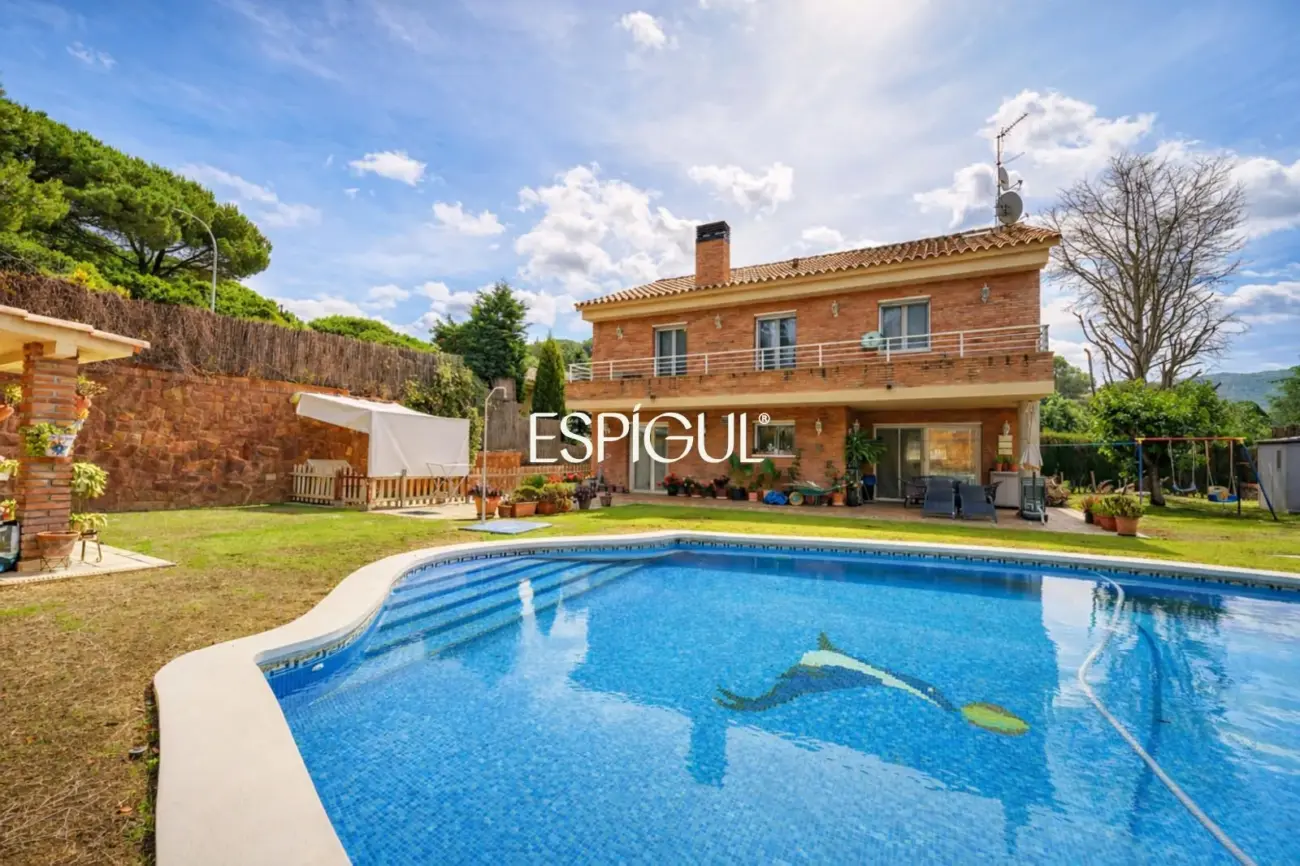 Gran casa unifamiliar con amplia parcela, piscina privada  y mucha tranquilidad en Vallromanes
