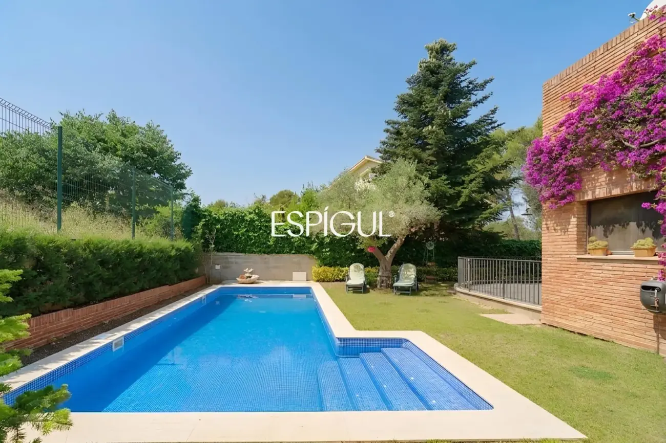 Imponente casa en venta con piscina privada en Valldoreix, Sant Cugat del Vallés