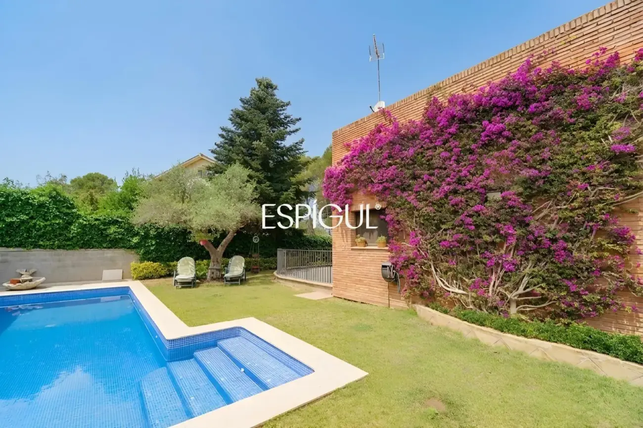 Imponente casa en venta con piscina privada en Valldoreix, Sant Cugat del Vallés