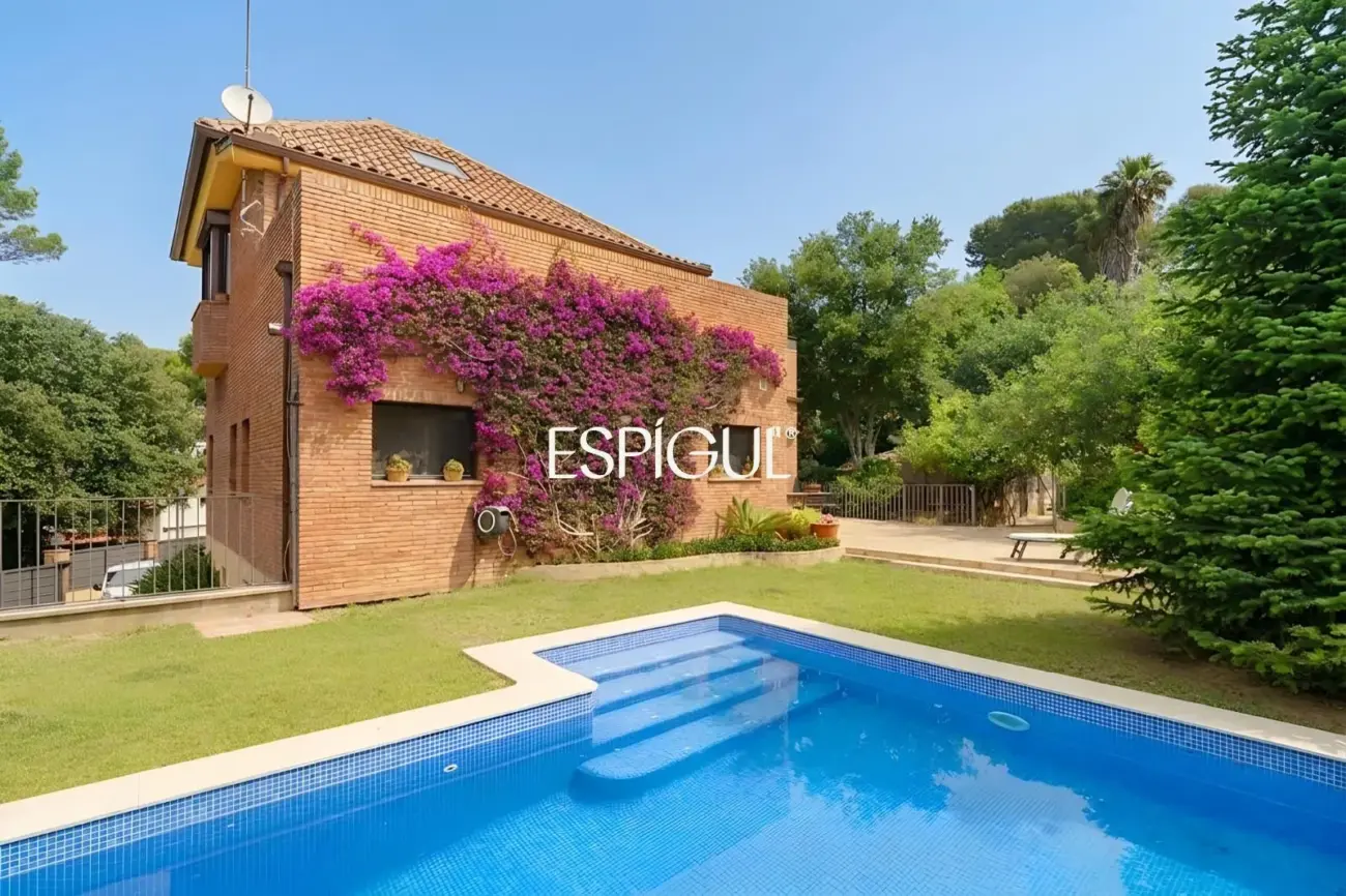 Imponente casa en venta con piscina privada en Valldoreix, Sant Cugat del Vallés