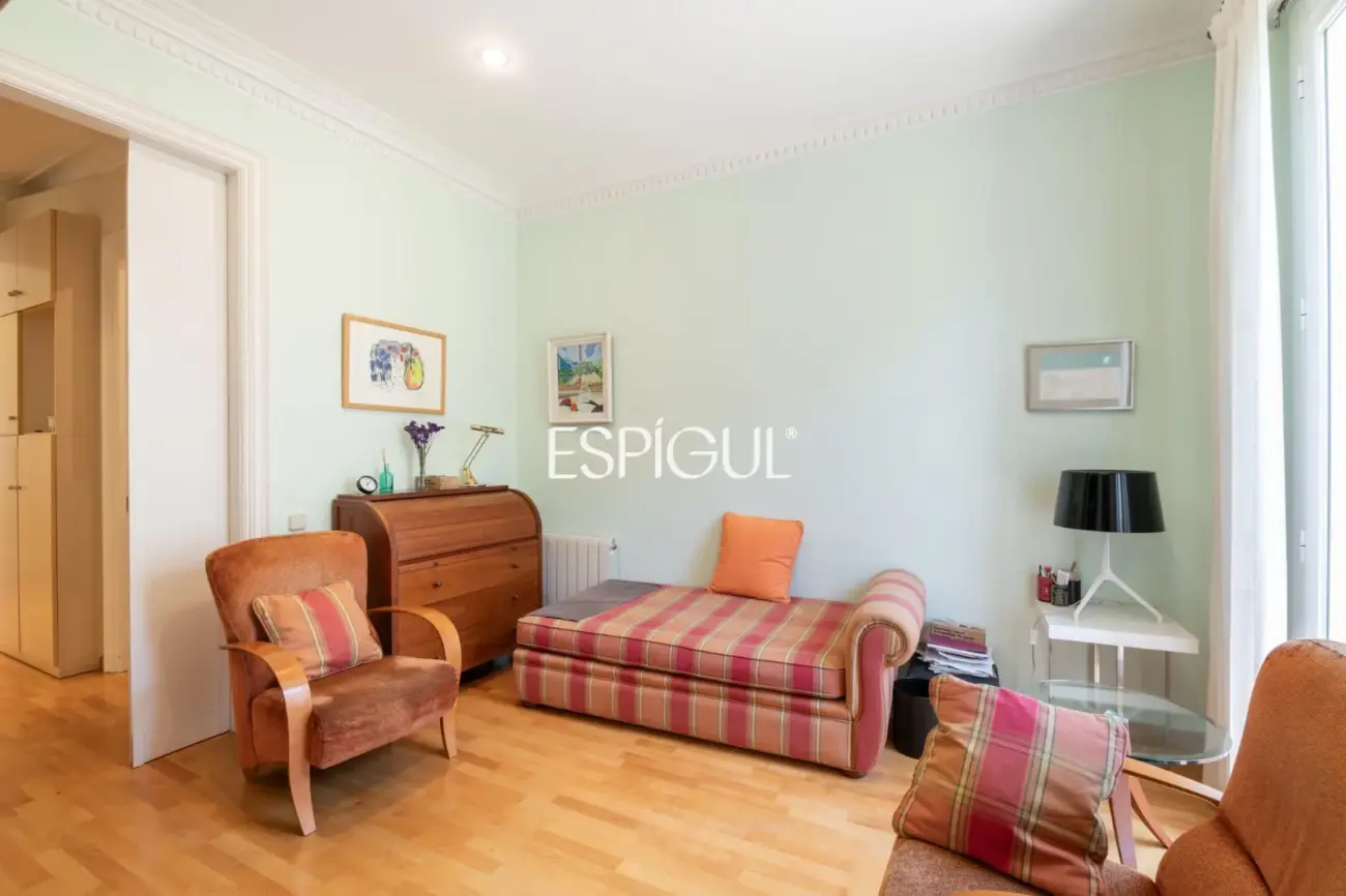 Piso alto y luminoso en finca regia de l’Antiga Esquerra de l’ Eixample