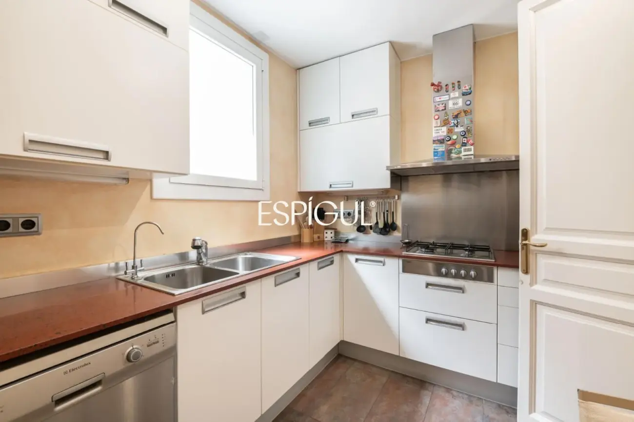 Piso alto y luminoso en finca regia de l’Antiga Esquerra de l’ Eixample