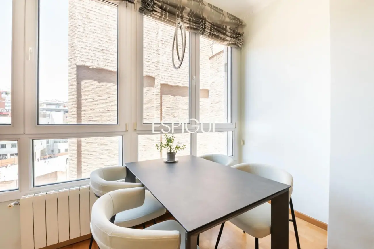 Piso alto y luminoso en finca regia de l’Antiga Esquerra de l’ Eixample