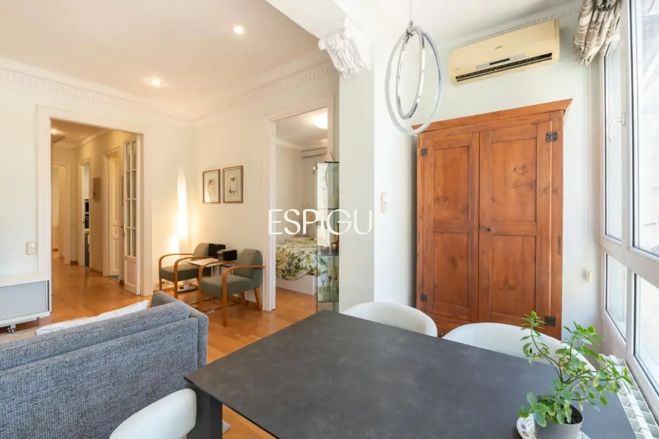 Piso alto y luminoso en finca regia de l’Antiga Esquerra de l’ Eixample