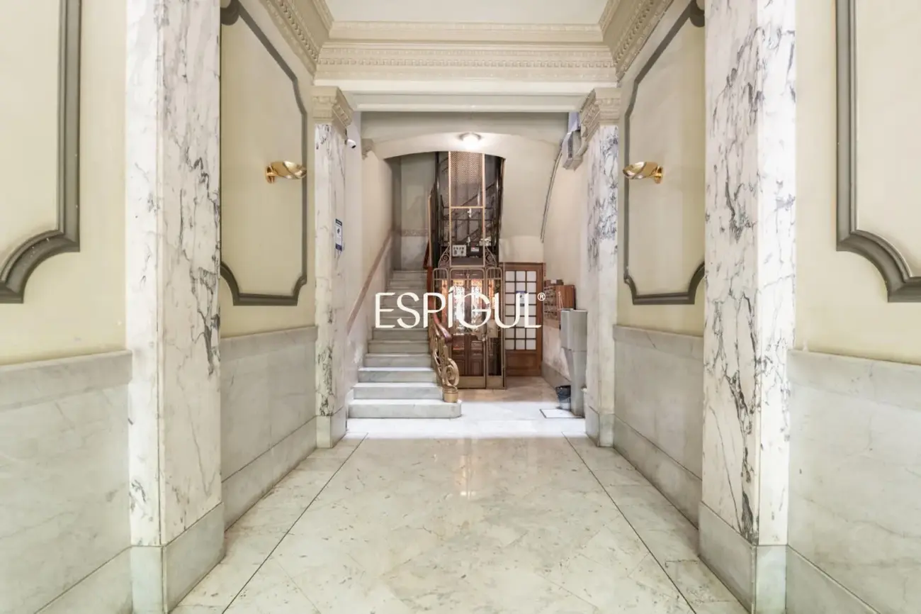 Piso alto y luminoso en finca regia de l’Antiga Esquerra de l’ Eixample