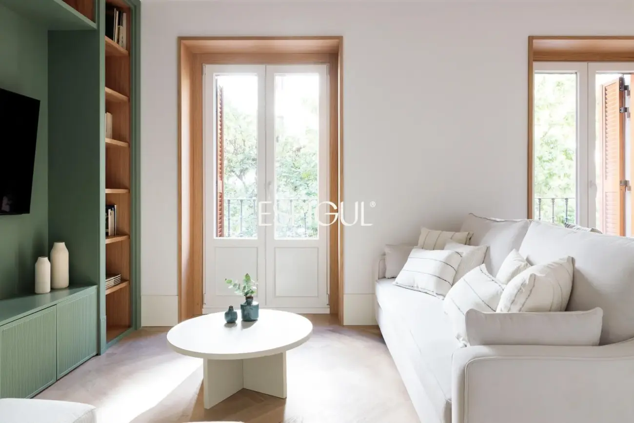 Piso en venta exterior con 6 balcones a la calle en Palacio
