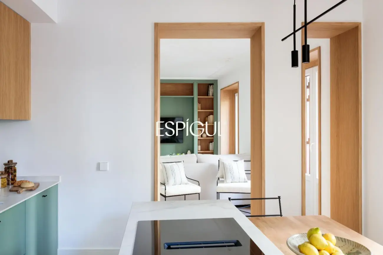 Piso en venta exterior con 6 balcones a la calle en Palacio